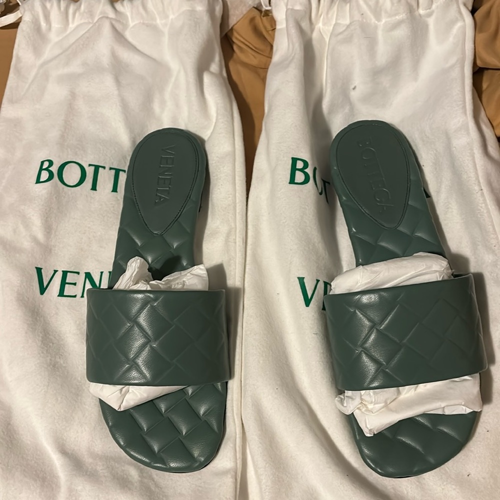Authentic bott3gga slides 
37.5 never worn 
Asking for 600 but can negotiate